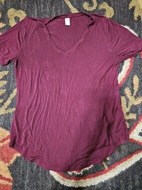 GAP Women's Short Sleeve V-Neck Tee in Burgundy
